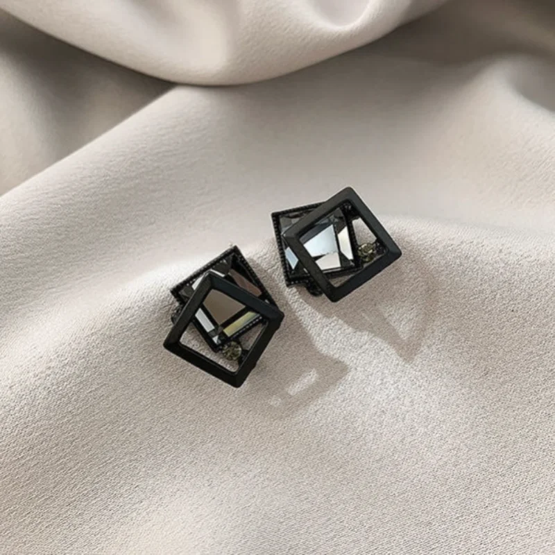 Új koreai matt fekete négyzet fülbevaló elegáns temperamentum nettó piros kristály geometriai egyszerű hideg szél fülbevaló női Kép 1