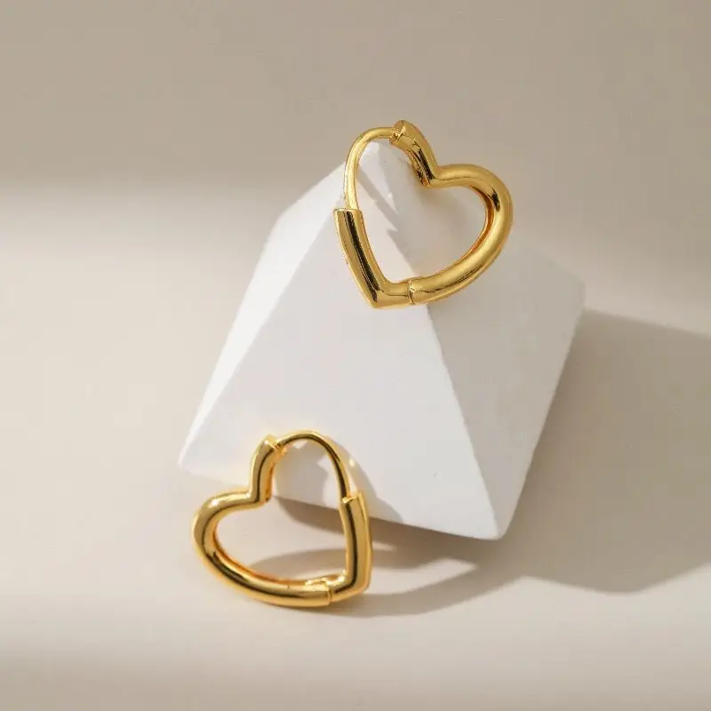 RUI JIA ALKONYAT-Európai, illetve Amerikai Kis Édes Női Fülbevaló 18K Arany Szerelmes Szív alakú Üreges Egyszerű Fülbevaló Valentin Ajándék Kép 3