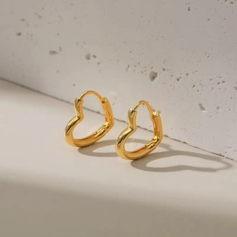 RUI JIA ALKONYAT-Európai, illetve Amerikai Kis Édes Női Fülbevaló 18K Arany Szerelmes Szív alakú Üreges Egyszerű Fülbevaló Valentin Ajándék Kép 4