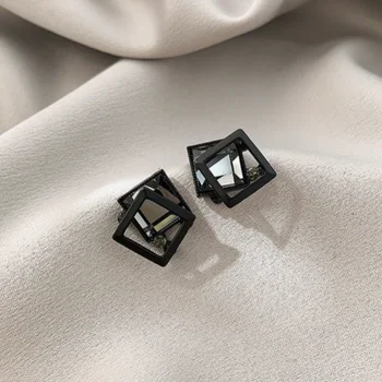 Új koreai matt fekete négyzet fülbevaló elegáns temperamentum nettó piros kristály geometriai egyszerű hideg szél fülbevaló női 2